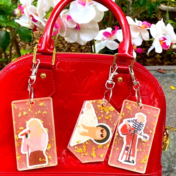 MYSTERY BUNDLE Taylor Swift Iconic Moments Cartoon & Gold Flakes Keychain 2 PACK - Picture 4 of 16